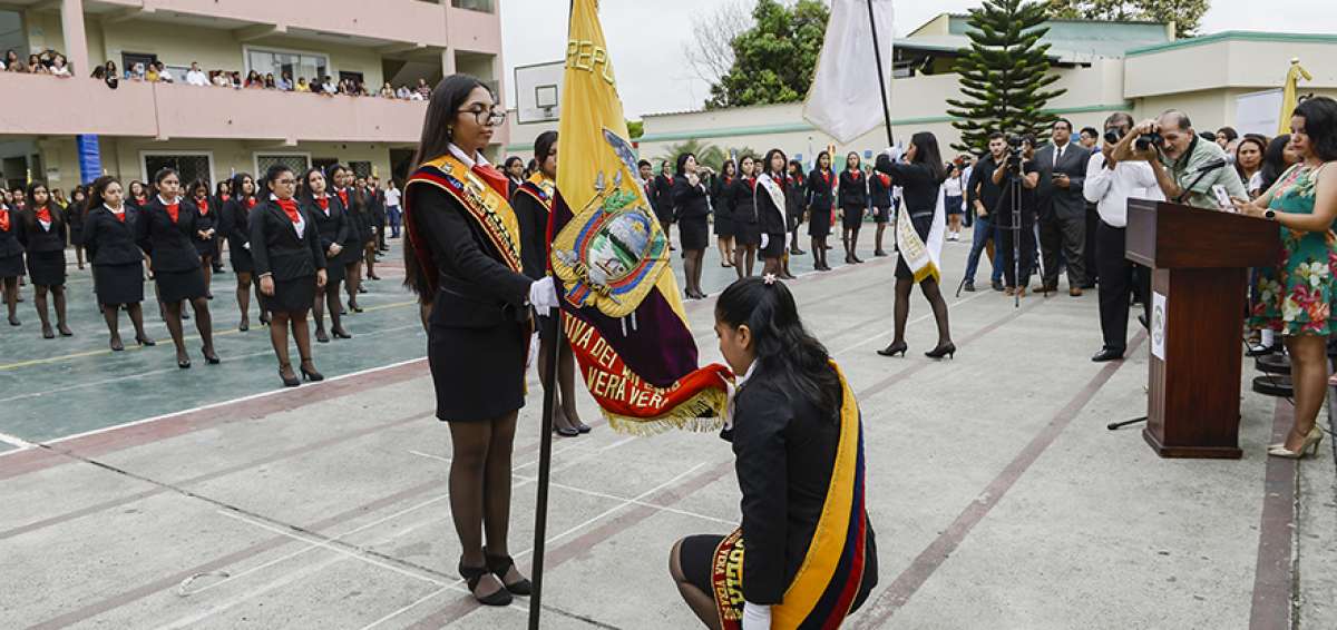GUAYAQUIL.- La abanderada del Pabell&oacute;n Nacional Elisa Galarza sujeta el s&iacute;mbolo patrio mientras Scarlet Carranza realiza el juramento de la bandera.
