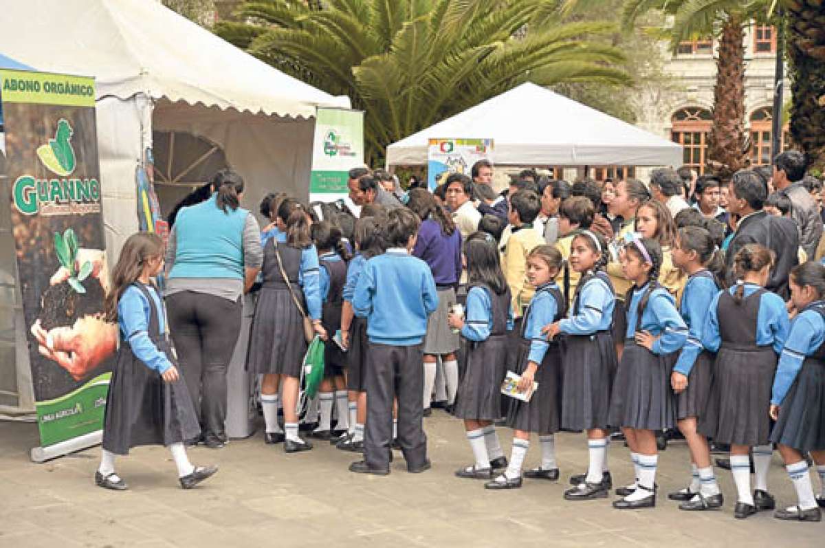 Alumnos de la Unidad Educativa Eugenia Mera recorrieron los 10 stands donde los t&eacute;cnicos ambientalistas destacaron la importancia del reciclaje y de la reforestaci&oacute;n en bosques y selvas. Fotos: Roberto Ch&aacute;vez | El Tel&eacute;grafo