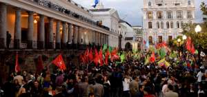 Desde las 16:00 miles de ciudadanos se congregaron en la Plaza Grande. 