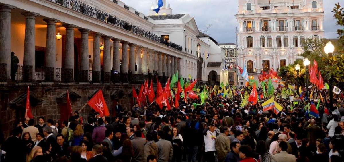Desde las 16:00 miles de ciudadanos se congregaron en la Plaza Grande. 