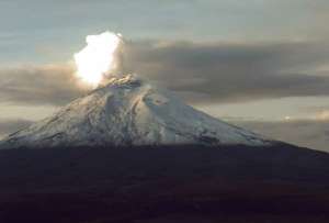 Volcán Cotopaxi emanó una nube de gases y ceniza