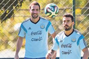 Ezequiel Lavezzi (der.)domina la pelota durante la &uacute;ltima pr&aacute;ctica de Argentina, ayer en Belo Horizonte. Lo observa su compa&ntilde;ero Gonzalo Higua&iacute;n (izq.). Foto: AFP