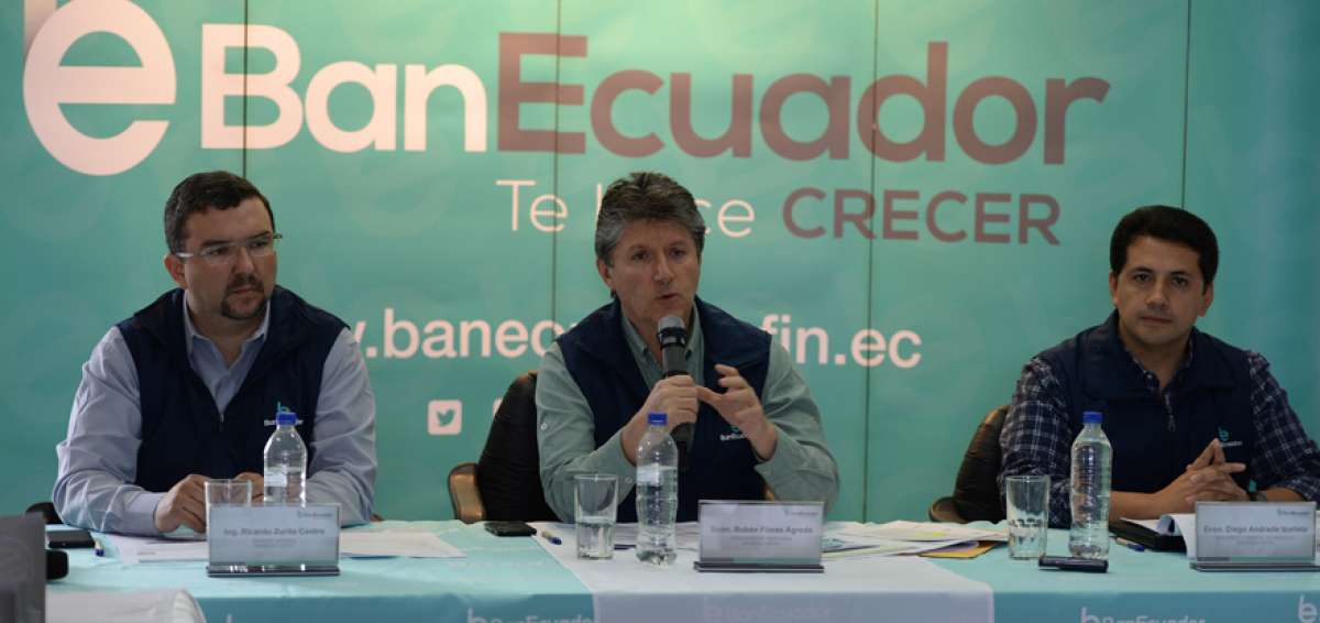 El titular del Directorio de BanEcuador, Rub&eacute;n Flores (centro), dijo que los servicios del banco se fortalecer&aacute;n.