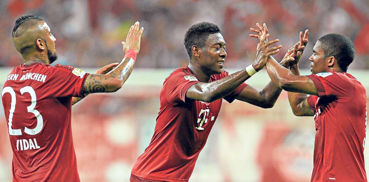 `Arturo Vidal (i.), David &Aacute;lava (c.) y Douglas Costa (d.) festejando la victoria del Bayern, ayer ante el Hamburgo. Foto: AFP