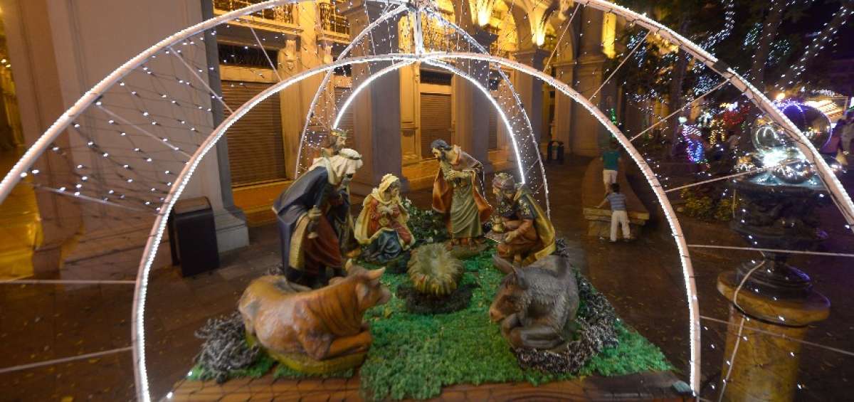 En las calles de Guayaquil, la vida transcurre entre luces, colores y ruido