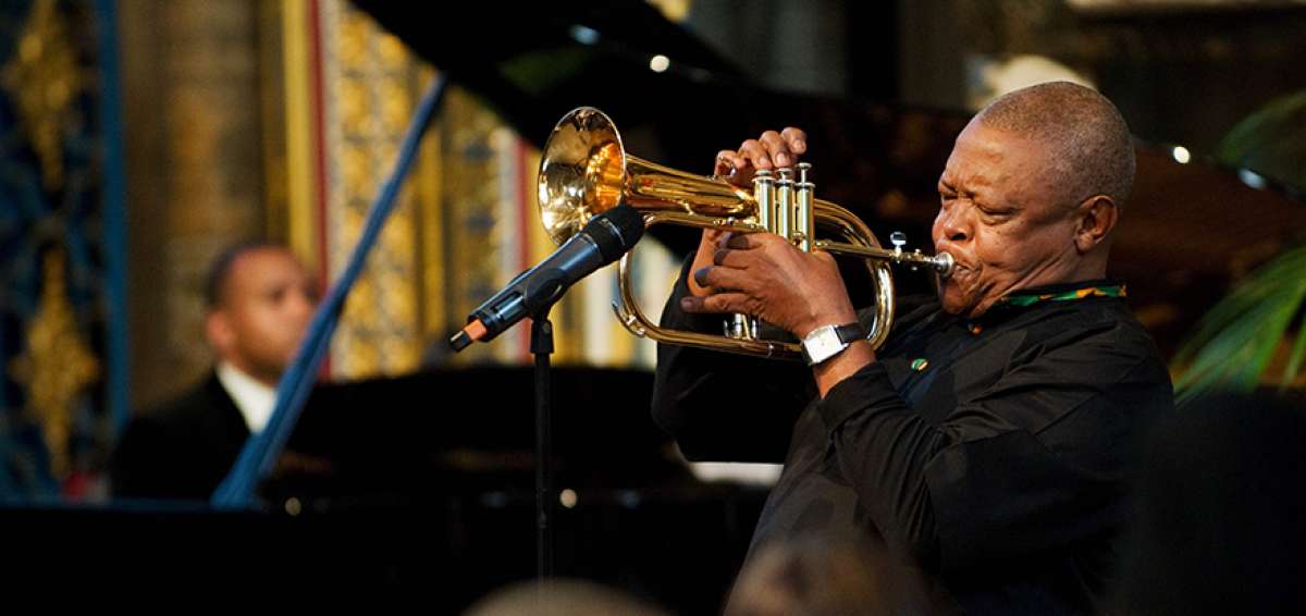 El sudafricano Hugh Masekela en un performance durante un evento  en la Abad&iacute;a de Westminster, en Londres, el 12 de marzo de 2012. 