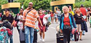 M&aacute;s de la mitad de venezolanos que abandonaron su patria lo hicieron por razones econ&oacute;micas. El a&ntilde;o anterior, m&aacute;s de un mill&oacute;n cruzaron la frontera norte del Ecuador y de ellos, 221.000 se quedaron en el pa&iacute;s.