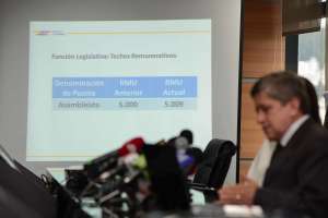 El ministro del Trabajo, Carlos Marx Carrasco, anunci&oacute; la homologaci&oacute;n salarial para los altos funcionarios de Estado. Foto: Carina Acosta/ EL TEL&Eacute;GRAFO
