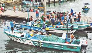 Los pescadores recibieron charlas de como deben actuar si ocurre una tormenta a causa del fen&oacute;meno El Ni&ntilde;o. Foto: Rodolfo P&aacute;rraga / El Tel&eacute;grafo