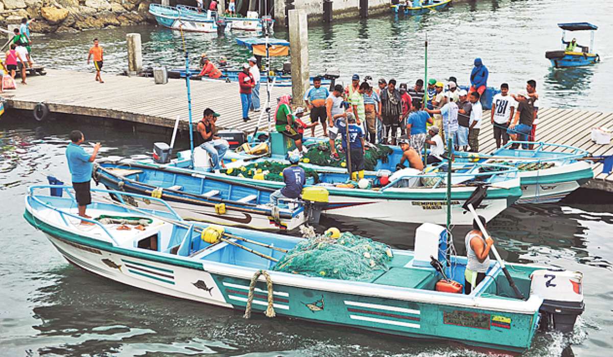 Los pescadores recibieron charlas de como deben actuar si ocurre una tormenta a causa del fen&oacute;meno El Ni&ntilde;o. Foto: Rodolfo P&aacute;rraga / El Tel&eacute;grafo
