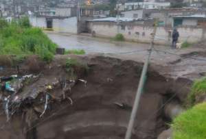 Las intensas lluvias en Quito provocaron un socavón de gran magnitud en Calderón.