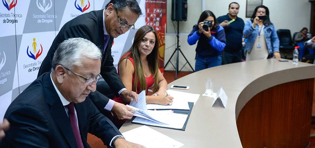 An&iacute;bal Fuentes (izq.), presidente de Concentraci&oacute;n Deportiva de Pichincha, estampa su firma en el convenio. Lo observa Ledy Z&uacute;&ntilde;iga (rojo), titular de la Seted. 