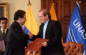 Ricardo Lozano, embajador de Colombia en Ecuador, entreg&oacute; la ratificaci&oacute;n de la cla&uacute;sula democr&aacute;tica al canciller Ricardo Pati&ntilde;o. Foto: Santiago Aguirre/El Tel&eacute;grafo.