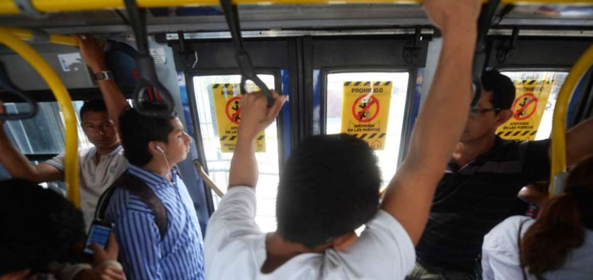 Los usuarios, en las horas pico, no evitan apoyarse en las puertas; entran en desorden a las unidades.