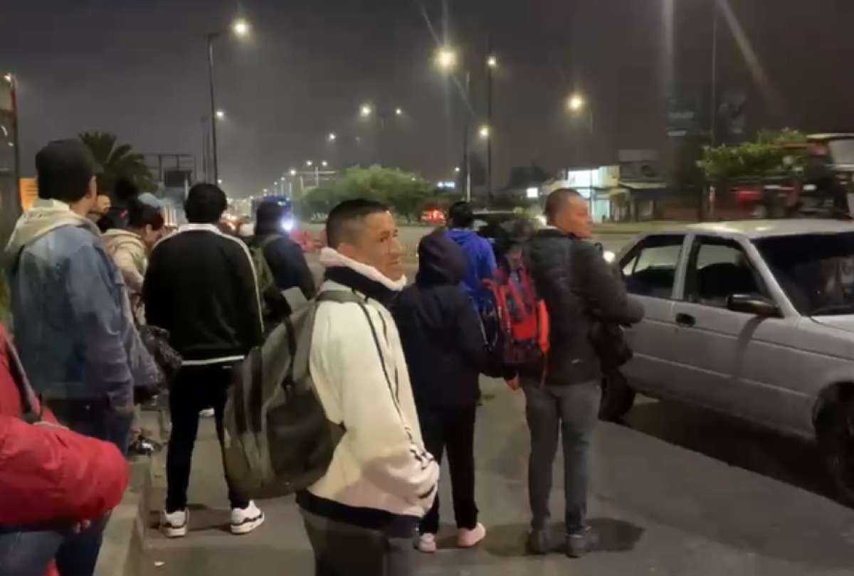 Usuarios esperan buses en la madrugada mientras rige reducci&oacute;n de horarios y toque de queda en Quito.