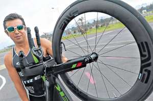 El deportista ecuatoriano Santiago Guti&eacute;rrez posa junto a la bicicleta que utiliza en las pruebas y que llevar&aacute; al Mundial en Canad&aacute;. Foto: Marco Salgado