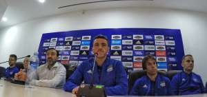 Mariano Soso (cen.) durante su presentaci&oacute;n como nuevo director t&eacute;cnico de Emelec; Nassib Neme, presidente del club, le dio la bienvenida.