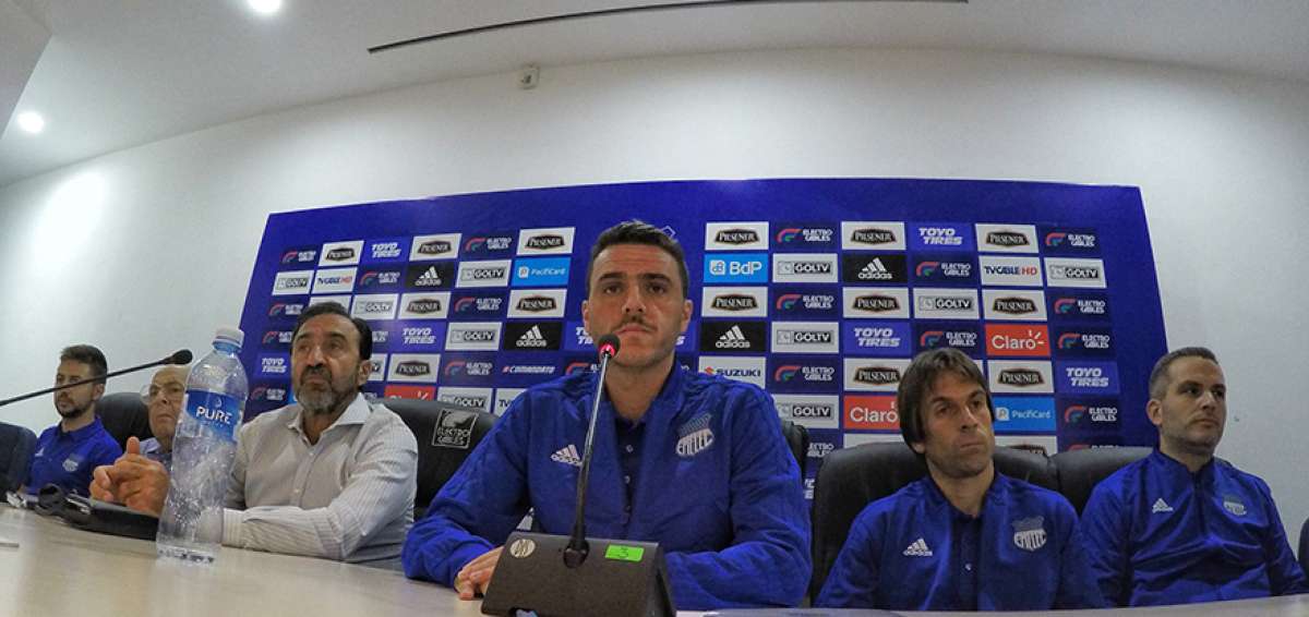 Mariano Soso (cen.) durante su presentaci&oacute;n como nuevo director t&eacute;cnico de Emelec; Nassib Neme, presidente del club, le dio la bienvenida.