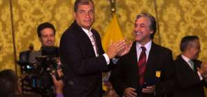Miguel Mora, fundador de Pueblo Nuevo, durante la ceremonia de condecoraci&oacute;n.