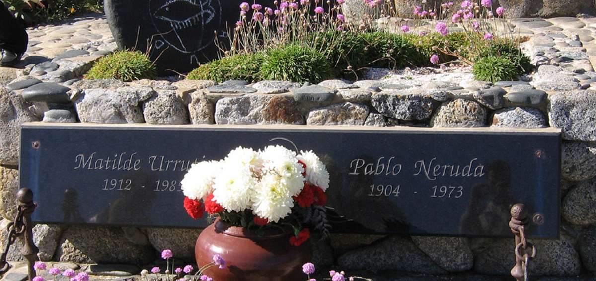    Los restos de Pablo Neruda fueron sepultados junto a los de su tercera esposa (Matilde Urrutia) en Isla Negra, donde ahora funciona una casa-museo. 