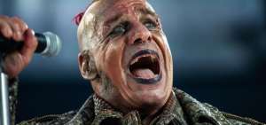 Till Lindemann as&iacute; como otros famosos han dado positivo al covid-19. Portales informaron que el int&eacute;rprete se encuentra internado en terapia intensiva. 