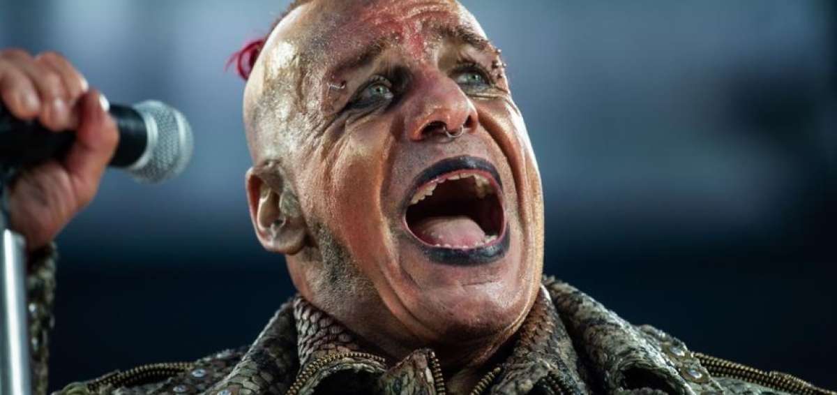 Till Lindemann as&iacute; como otros famosos han dado positivo al covid-19. Portales informaron que el int&eacute;rprete se encuentra internado en terapia intensiva. 