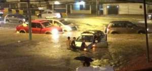 Fuerte aguacero caus&oacute; estragos en Guayaquil.