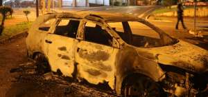 Durante el asalto los delincuentes quemaron carros para cubrir su hu&iacute;da. Hay 14 detenidos.