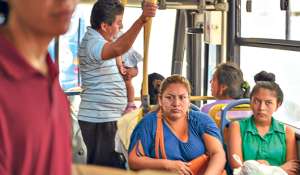 Los ciudadanos que abordan las unidades de Metroquil usan los puestos seg&uacute;n como llegan. No hay letreros que indiquen que los azules son preferenciales. Foto: William Orellana / El Tel&eacute;grafo