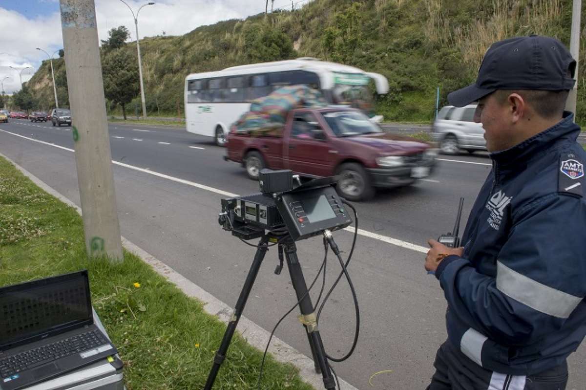 Agente Metropolitano realiza operativo de control en la av. Sim&oacute;n Bol&iacute;var FOTO: Fernando Sandoval / EL TEL&Eacute;GRAFO