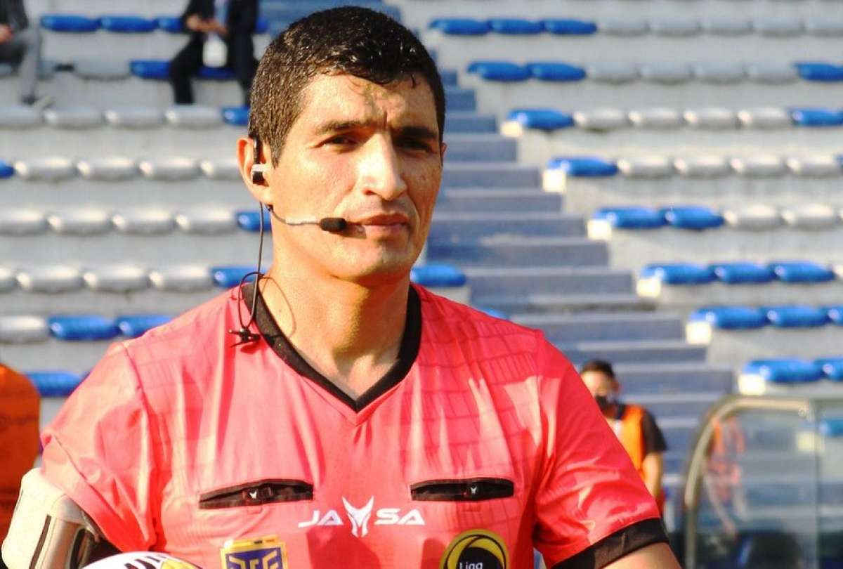 Diego Lara fue agredido por hinchas del Deportivo Quito.