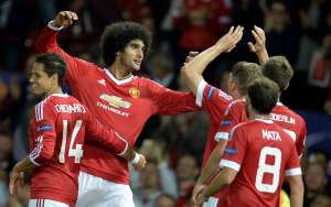 Fellaini (c) celebra la conquista del tercer tanto ante Brujas. Foto: AFP