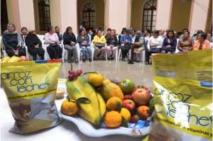 Durante la entrega, funcionarios del MIES ense&ntilde;aron a los beneficiarios la forma de preparar el alimento. Foto: Jos&eacute; Mor&aacute;n / El Tel&eacute;grafo