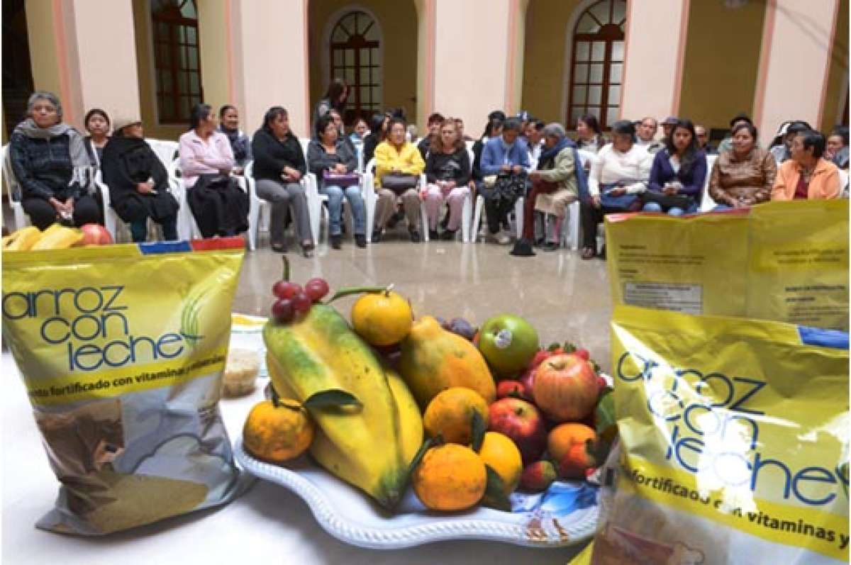 Durante la entrega, funcionarios del MIES ense&ntilde;aron a los beneficiarios la forma de preparar el alimento. Foto: Jos&eacute; Mor&aacute;n / El Tel&eacute;grafo