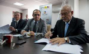 El ministro de Industrias, Ramiro Gonz&aacute;lez estuvo presente en la firma del contrato con la compa&ntilde;&iacute;a peruana y la Empresa Publica Cementera Nacional (EPCN). Foto: Marco Salgado / El Tel&eacute;grafo