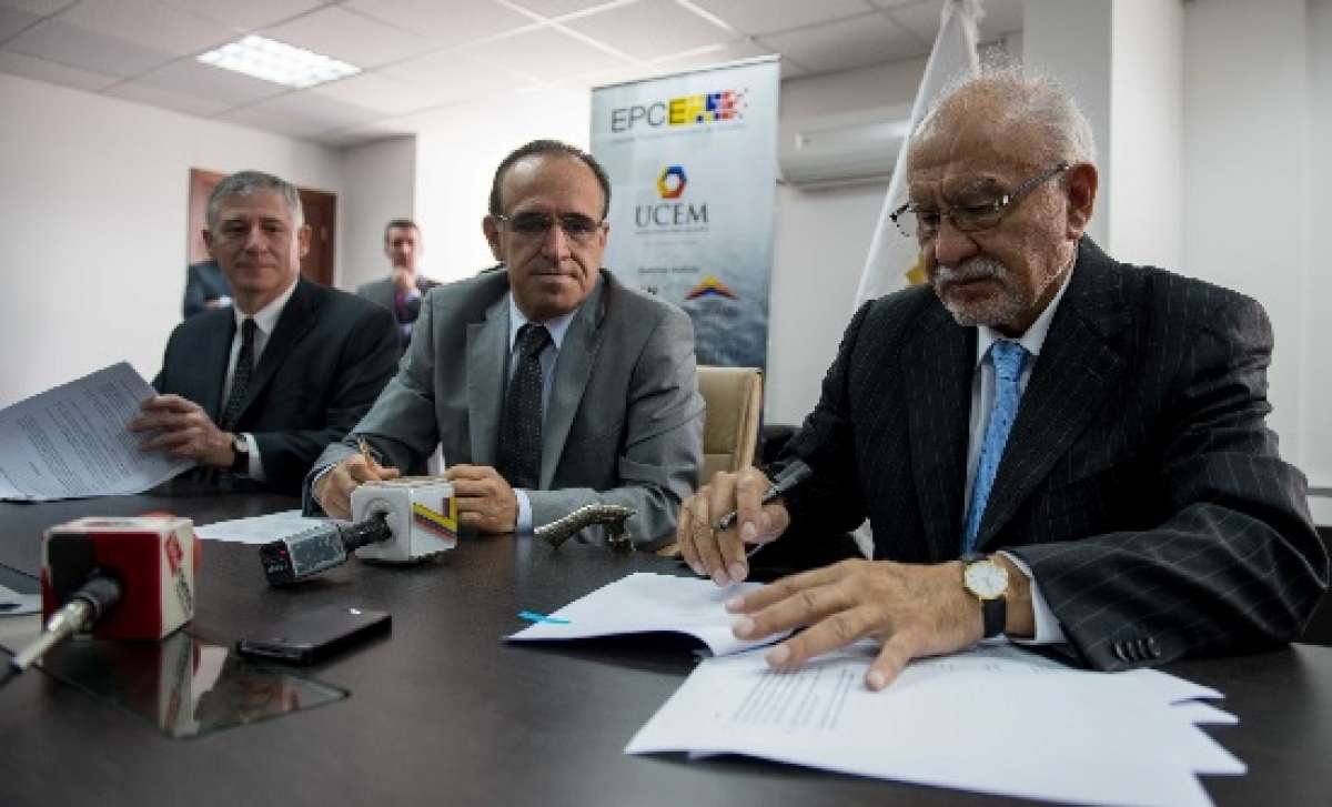 El ministro de Industrias, Ramiro Gonz&aacute;lez estuvo presente en la firma del contrato con la compa&ntilde;&iacute;a peruana y la Empresa Publica Cementera Nacional (EPCN). Foto: Marco Salgado / El Tel&eacute;grafo