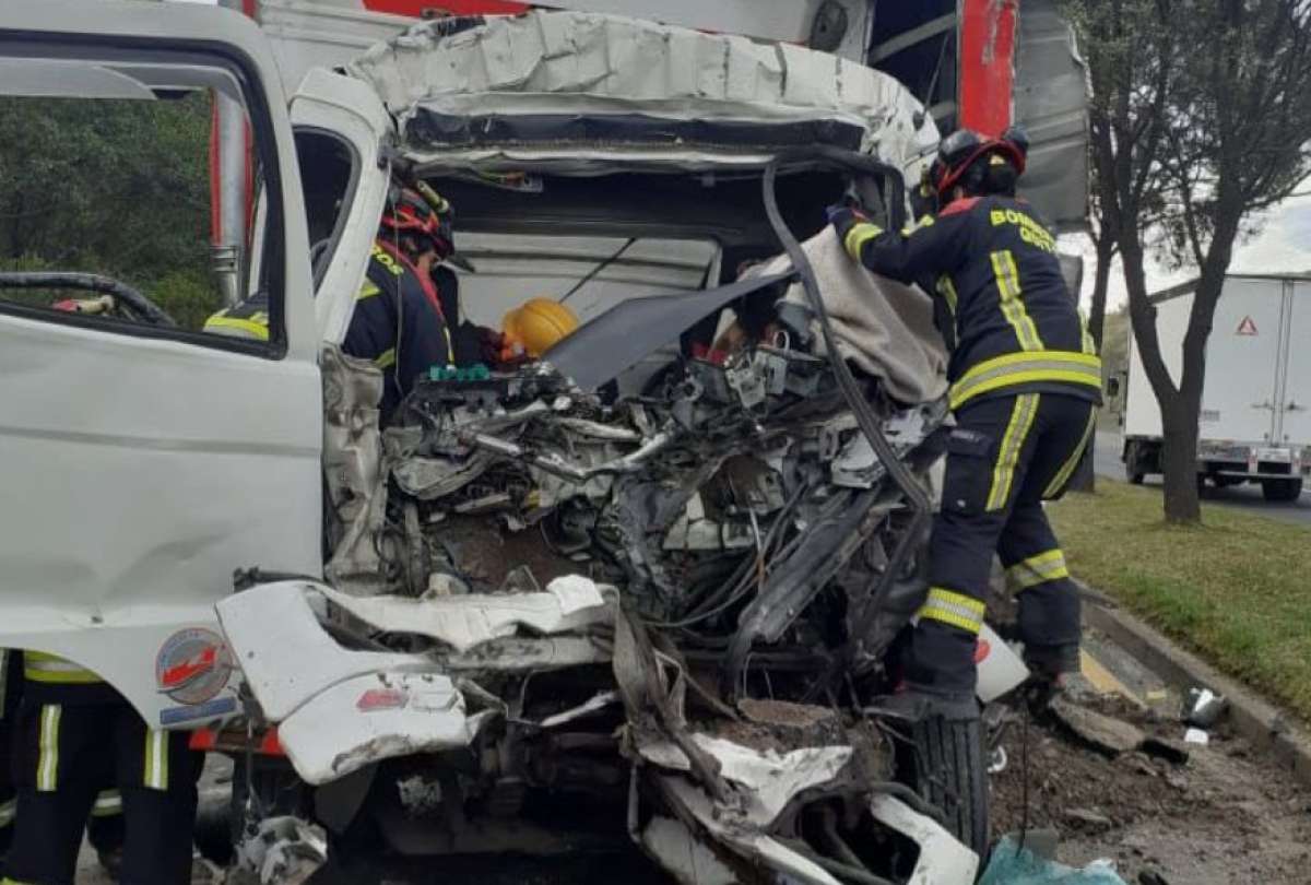 Una persona falleció tras el choque entre una volqueta y un camión en la avenida Simón Bolívar