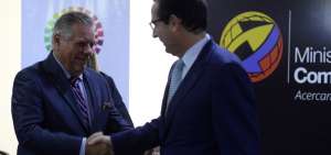 Eduardo Ledesma, director de ABE, y Juan Carlos Cassinelli, ministro de Comercio Exterior, firmaron un acuerdo.
