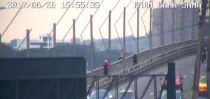 ECU-911 y Polic&iacute;a evitan que un ciudadano se lance de puente