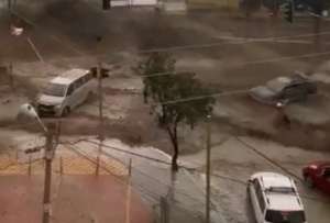 En las imágenes se puede observar como la corriente de agua arrasa a vehículos y personas.