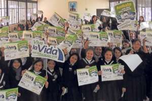 Alumnas de la Unidad Educativa Inmaculada sostienen el afiche de la campa&ntilde;a, despu&eacute;s del taller que funcionarios del SES impartieron la semana pasada. Foto: Cortes&iacute;a / Empresa de Seguridad Vial SES