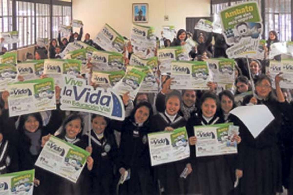 Alumnas de la Unidad Educativa Inmaculada sostienen el afiche de la campa&ntilde;a, despu&eacute;s del taller que funcionarios del SES impartieron la semana pasada. Foto: Cortes&iacute;a / Empresa de Seguridad Vial SES