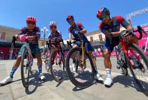 De izq. a der., Jonathan Caicedo (izq.), Alexander Cepeda, Richard Carapaz y Jonathan Montenegro posan para la foto en el Giro de Italia
