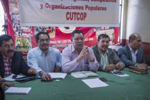 Pablo Serrano (centro), presidente del Frente Unitario de Trabajadores (FUT). Foto: Daniel Molineros /EL TEL&Eacute;GRAFO