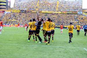 M&aacute;ximo Banguera anot&oacute; de penalty el segundo gol de Barcelona, sus compa&ntilde;eros celebraron la anotaci&oacute;n. Foto: Eduardo Escobar/El Tel&eacute;grafo