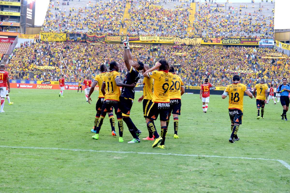 M&aacute;ximo Banguera anot&oacute; de penalty el segundo gol de Barcelona, sus compa&ntilde;eros celebraron la anotaci&oacute;n. Foto: Eduardo Escobar/El Tel&eacute;grafo
