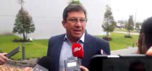 El ministro C&eacute;sar Navas estuvo en el Ecu 911 de Quito para reunirse con los familiares de los secuestrados. 