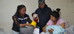 Las madres y los adultos del hogar son capacitados sobre la importancia de alimentarse con responsabilidad.