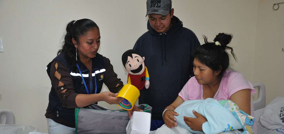 Las madres y los adultos del hogar son capacitados sobre la importancia de alimentarse con responsabilidad.