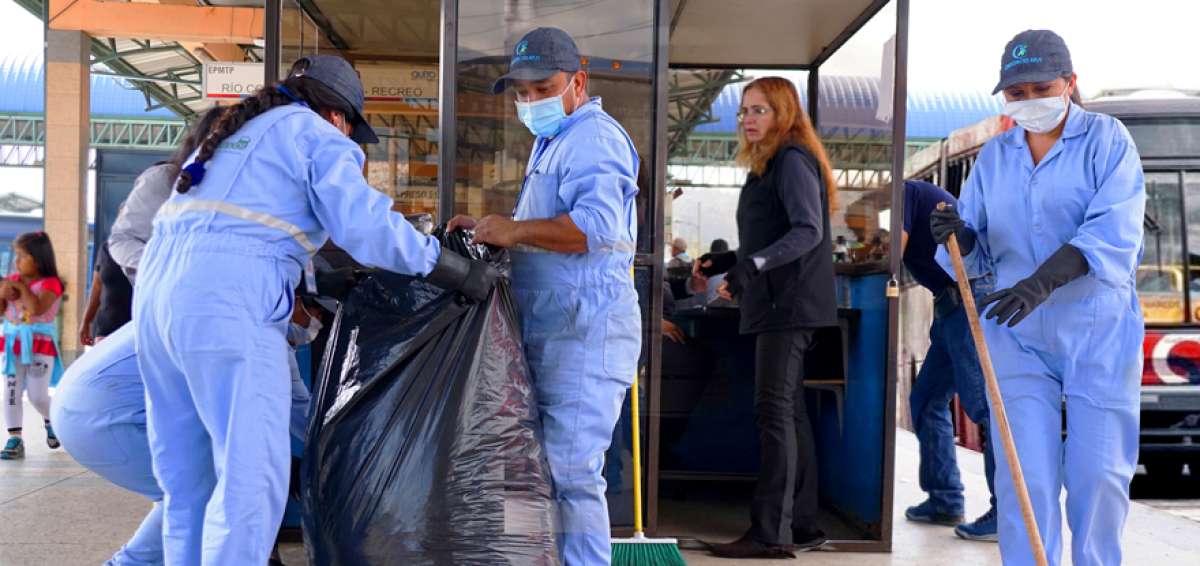Emprendedores de la Asociaci&oacute;n JJJPC Limpio realizan trabajos en la estaci&oacute;n R&iacute;o Coca de la Ecov&iacute;a.